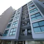 upper suites sriracha