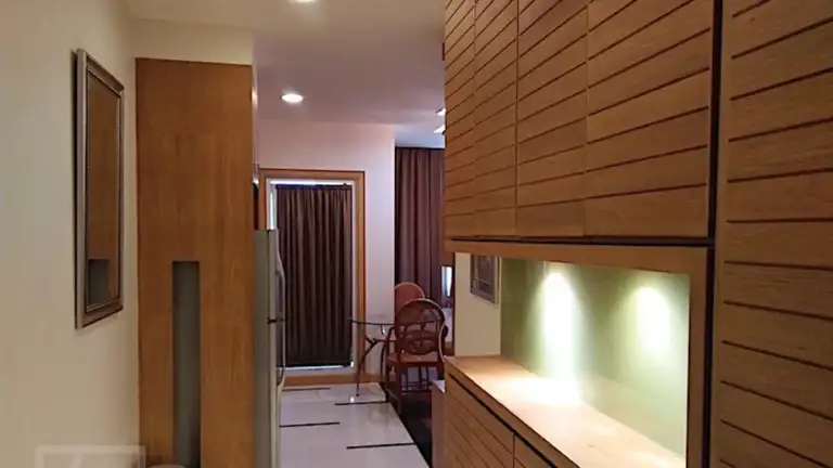 Suthon Place